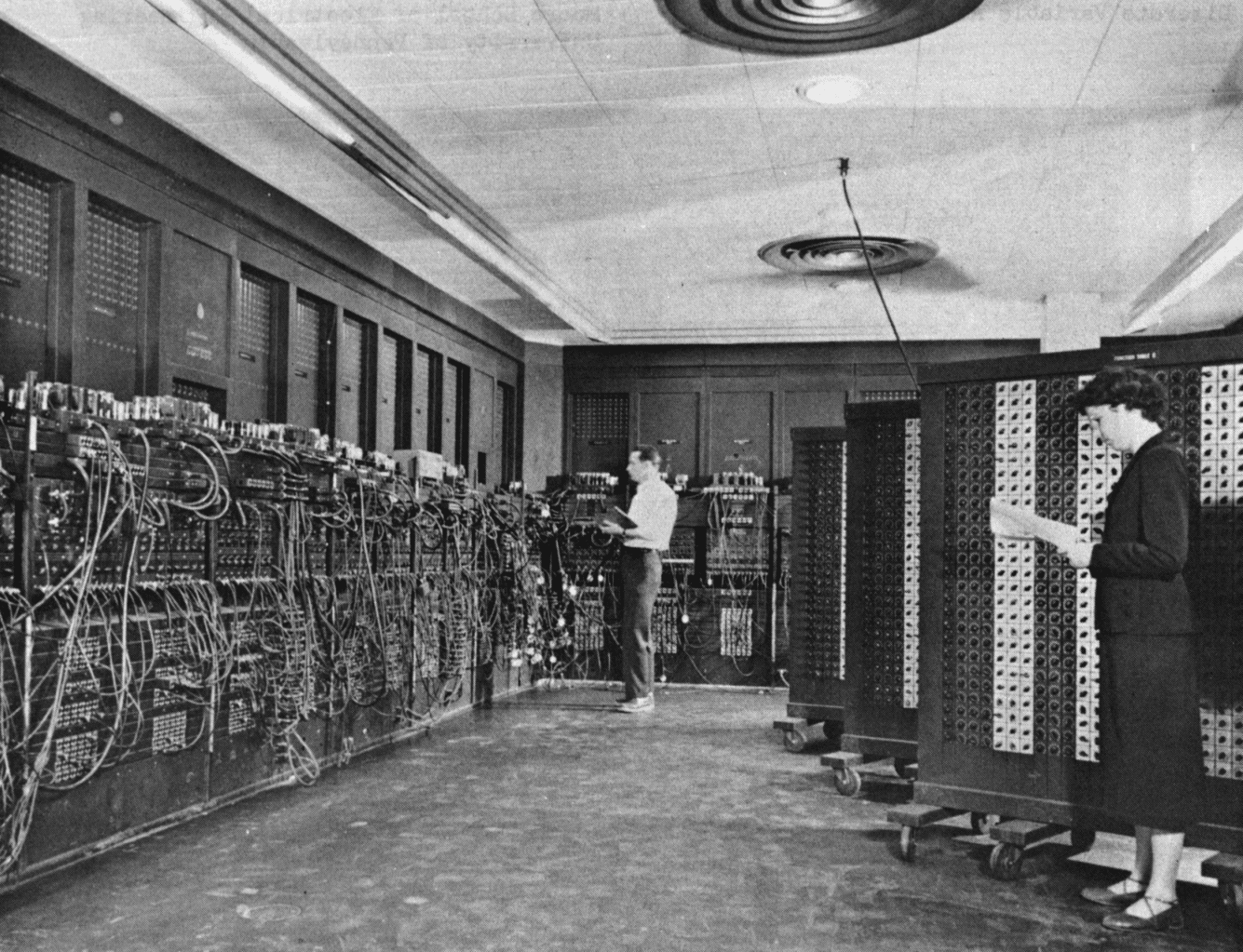 图 1-3 埃尼阿克计算机（ENIAC）
